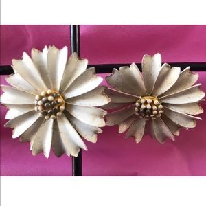 LARGE OFF WHITE VINTAGE TRIFARI FLOWER  EARRINGS